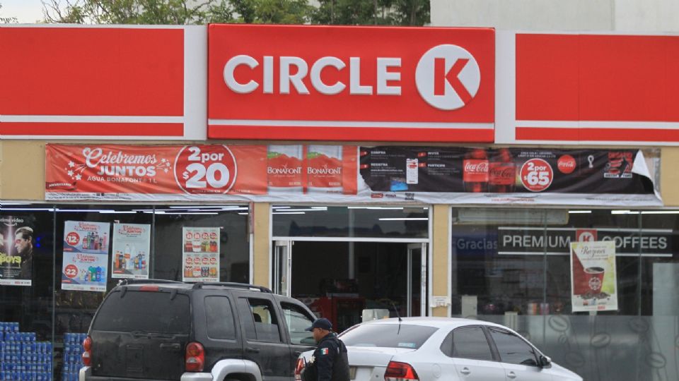 Vista de la zona donde una familia que atendía una tienda fue acribillada por hombres armados hoy en Ciudad Juárez, estado de Chihuahua.