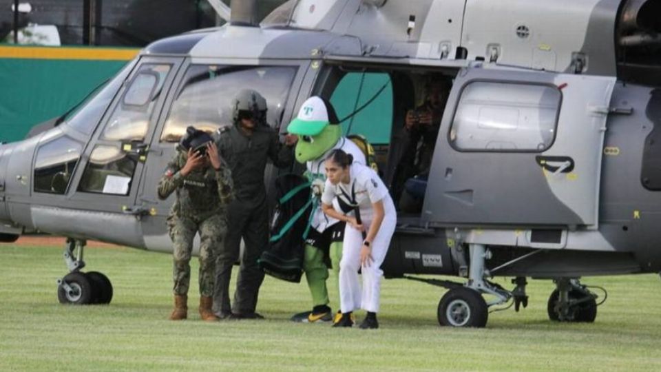 Momento en el cual la mascota de los Olmecas de Tabasco sale desde un helicóptero de la Semar