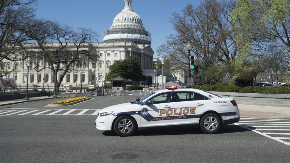 Un hombre con olor a combustible fue detenido fuera del Capitolio.