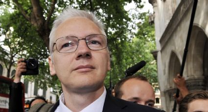 Abogados de Julian Assange y periodistas demandan a la CIA; los espiaría durante visitas