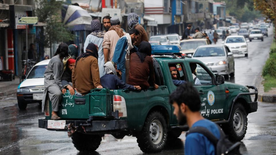Combatientes talibanes conducen un coche