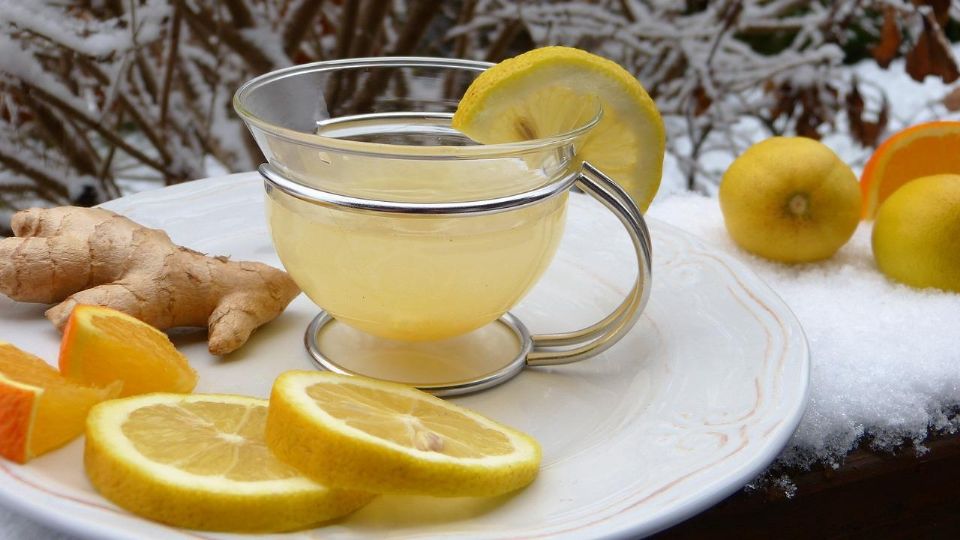 Estos son los beneficios de beber agua tibia con limón.