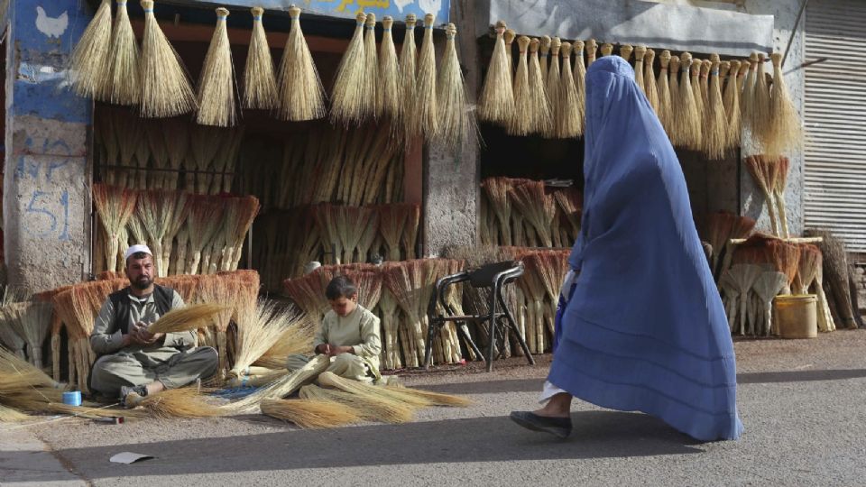 Fotografía de archivo de una mujer con burka que camina por una calle en Herat (Afganistán).