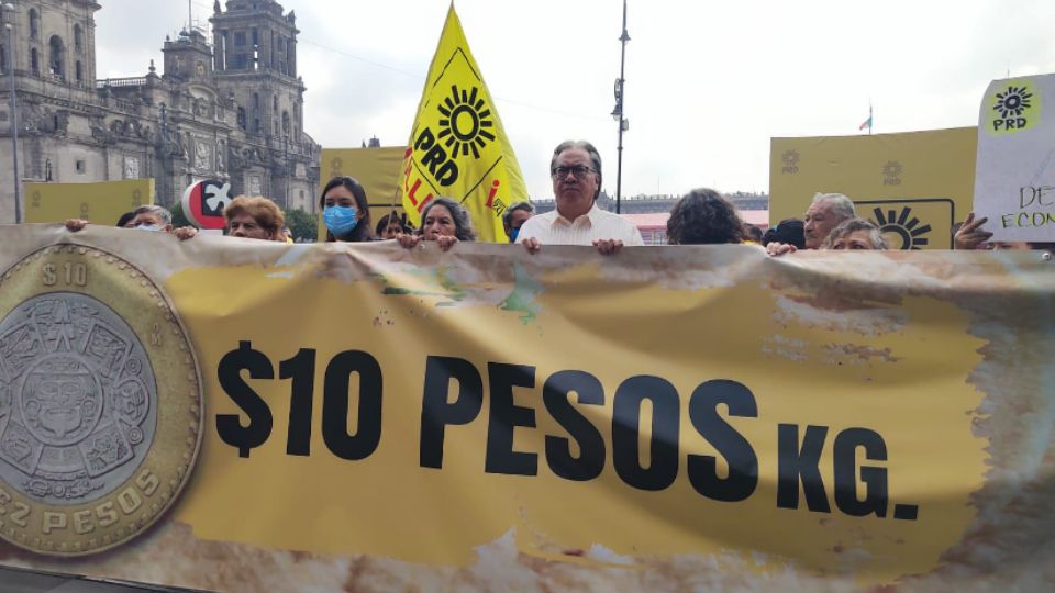 Manifestación de militantes del PRD en el Zócalo por el precio de las tortillas.
