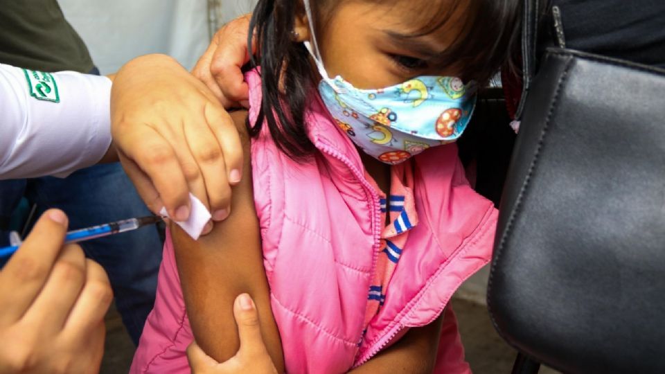 Vacunación a niños de 7 años, y a algunos rezagados en contra del Covid 19, en el centro de Salud de la alcaldía Iztacalco.