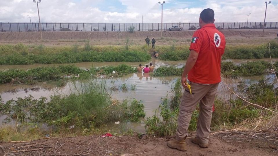 Personal del INM en tareas de rescate