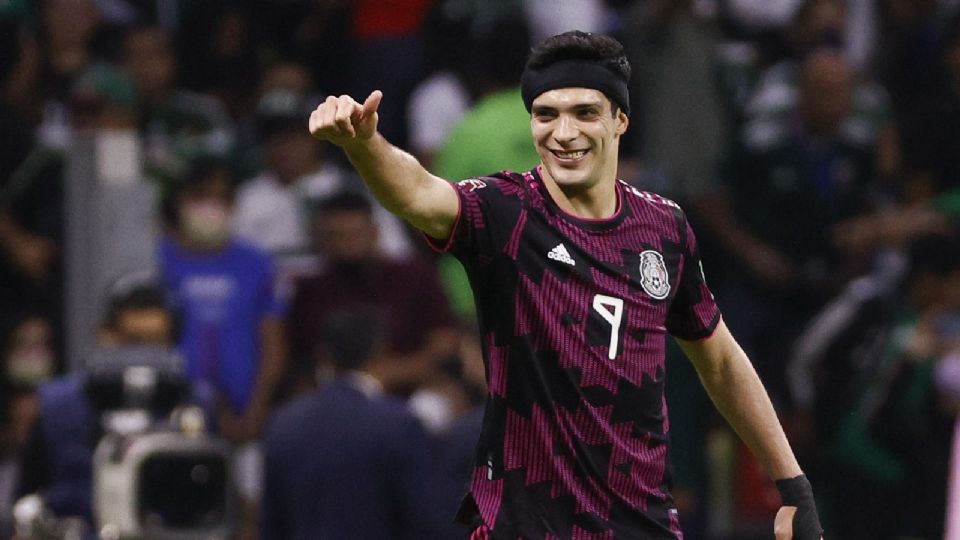 Raúl Jiménez de México celebra un gol hoy, en un partido de las eliminatorias de la Concacaf para el Mundial de Qatar 2022 en el estadio Azteca.