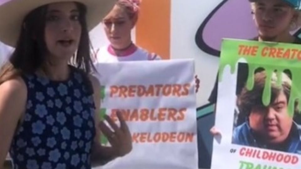 La actriz Alexa Nicholas, afuera de las instalaciones de Nickelodeon para acusar a la empresa de abuso y acoso infantil.