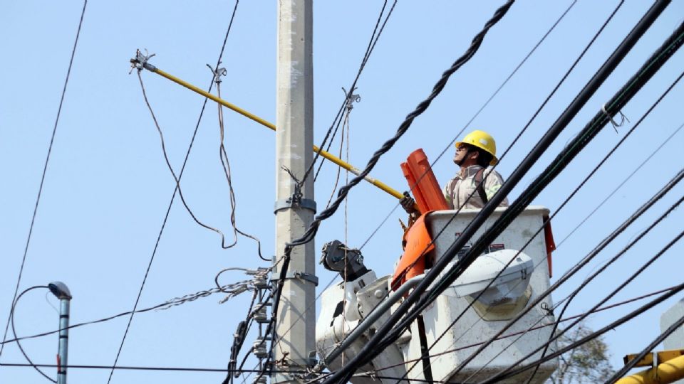 CFE trabaja para restablecer el servicio tras el sismo.