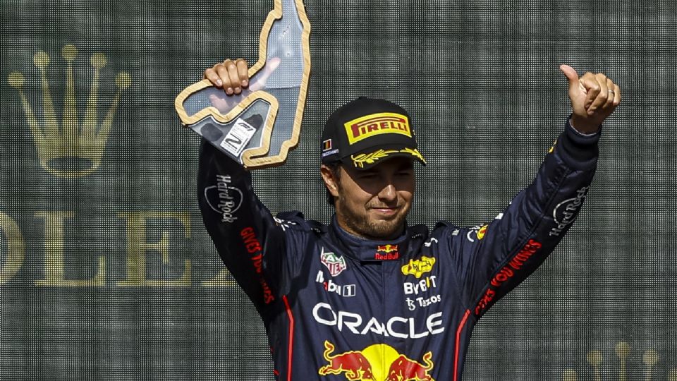 Sergio 'Checo' Pérez, piloto de la escudería de Red Bull, con el reconocimiento del segundo lugar en el GP de Bélgica.