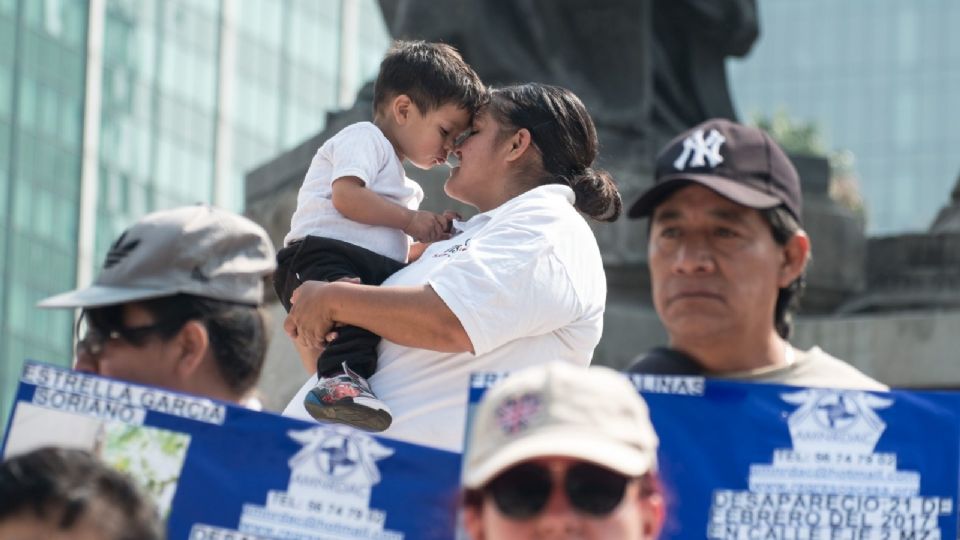 Familiares de niños desaparecidos y miembros de la Asociación Mexicana de Niños Robados y Desaparecidos, se manifestaron frente al Ángel de la Independencia, con el fin de sensibilizar a los ciudadanos sobre las desapariciones (el 30 de abril de 2018).
