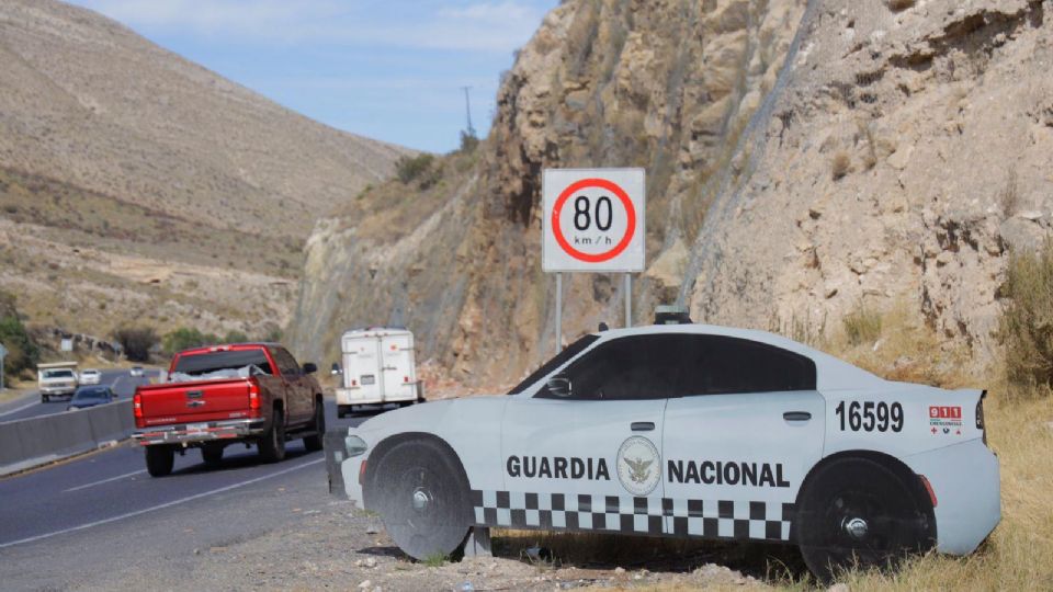 Patrullas de cartón en las carreteras de México