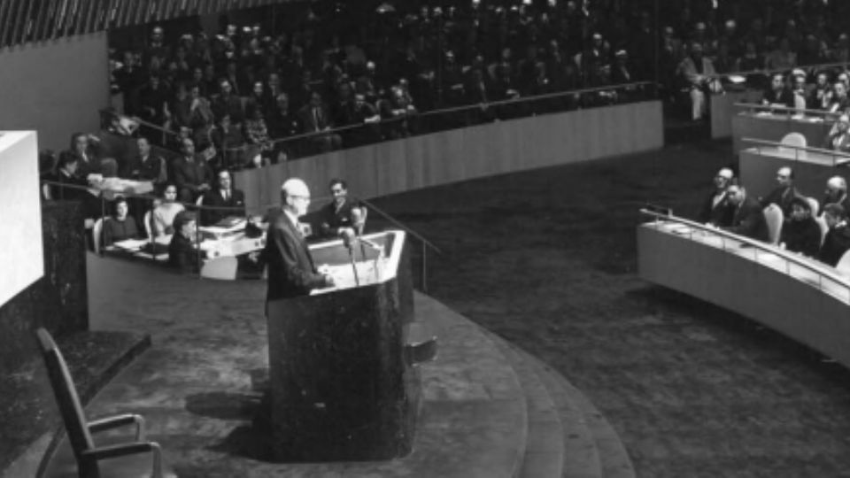 El presidente Eisenhower pronuncia su famoso discurso “Átomos para la paz” ante la Asamblea General de las Naciones Unidas (8 de diciembre de 1953).