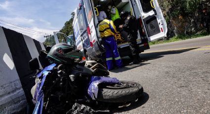 En Metepec, motociclista se impacta contra un auto