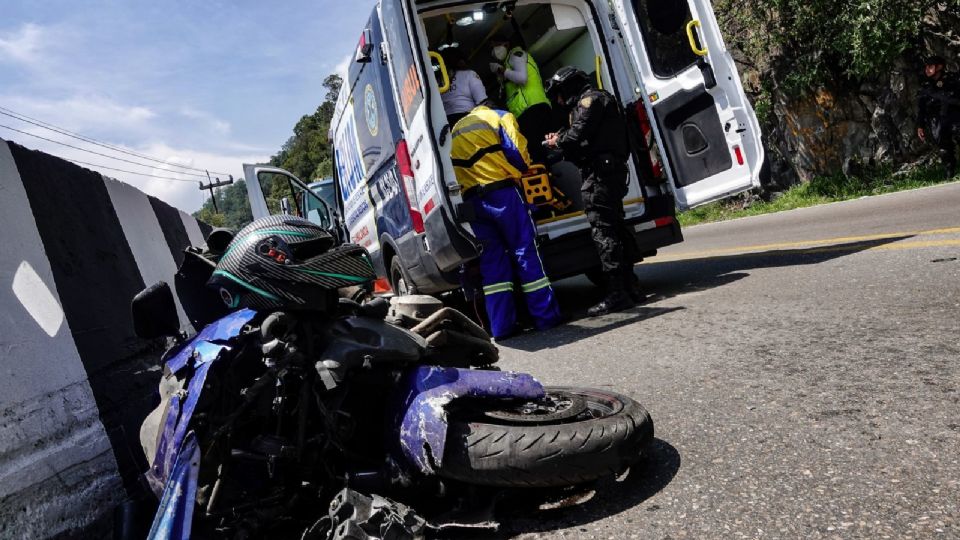 Moto se impacta contra un auto.