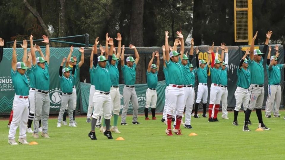 Estrellas mexicanas del beisbol instan a los jóvenes a hacer deporte.