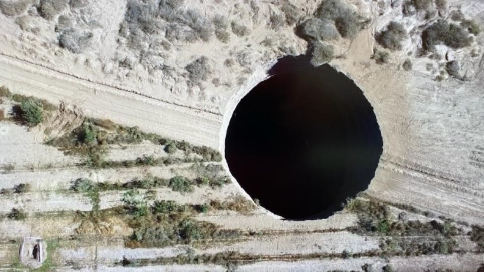 En Chile apareció un socavón de 32 metros de diámetro.