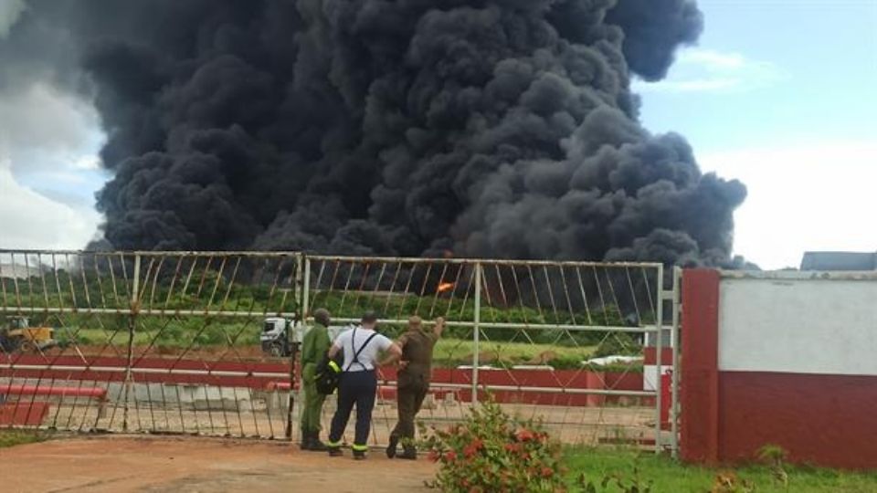 Imagen del incendio de un depósito de gasolina en Matanzas, Cuba.