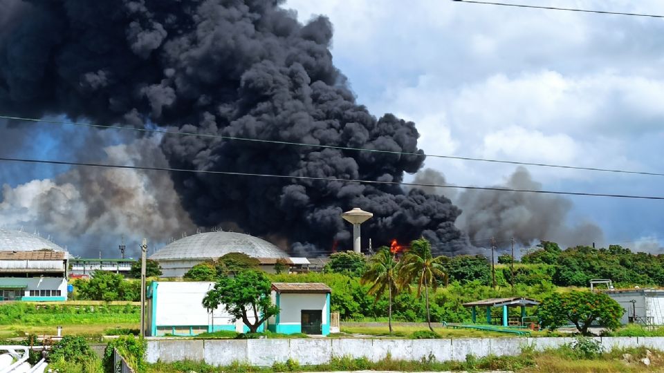 La extinción del incendio que comenzó el pasado viernes en la Base de Supertanqueros en Cuba