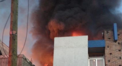 Bomberos controlan incendio en una bodega de plásticos en Iztapalapa