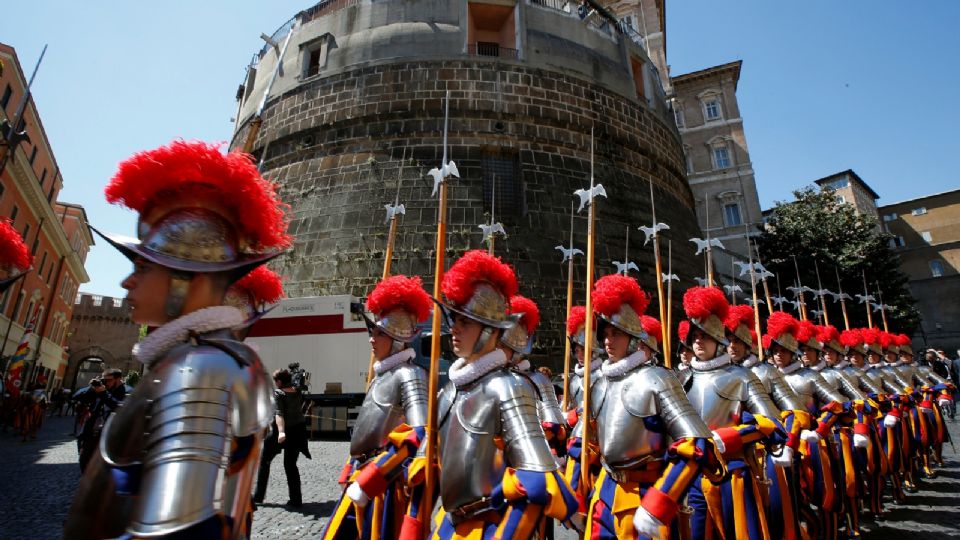 Imagen de archivo de la élite de la Guardia Suiza del Vaticano marchando frente a la torre del banco del Vaticano