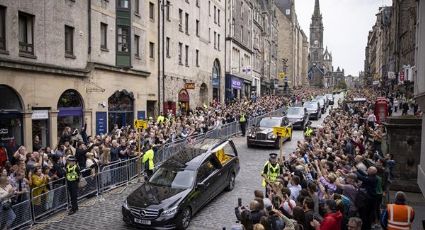 Cortejo fúnebre de la reina Isabel II llega a Edimburgo