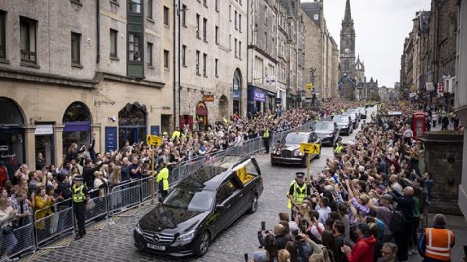 El cortejo fúnebre de la reina Isabel II llega a Edimburgo