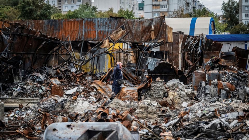 Mercado callejero destruido por los ataques militares en Járkov