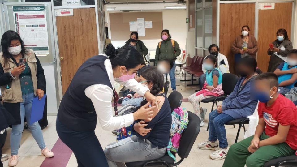 Vacunación a niñas y niños en la Jurisdicción Sanitaria de Álvaro Obregón, en los Centros de Salud Minas de Cristo y Dr. Manuel Márquez Escobedo.