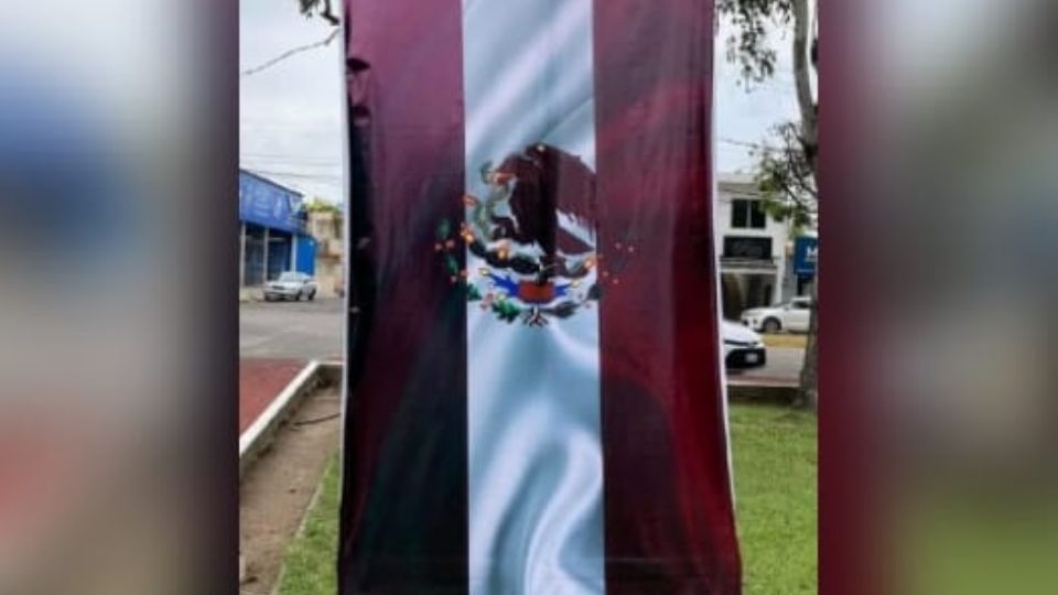 En un acto en conmemoración por el 175 aniversario de la Gesta Histórica de los Niños Héroes de Chapultepec, el Gobierno de Nayarit mostró banderas de México en colores guinda.