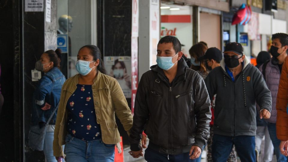 El uso del cubrebocas continúa siendo una medida higiénica para prevenir el contagio por COVID-19. La población en el Valle de Toluca continúan usándolo en espacios abiertos.