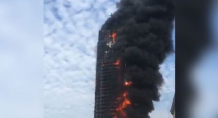 Rascacielos en China es consumido por incendio: VIDEO