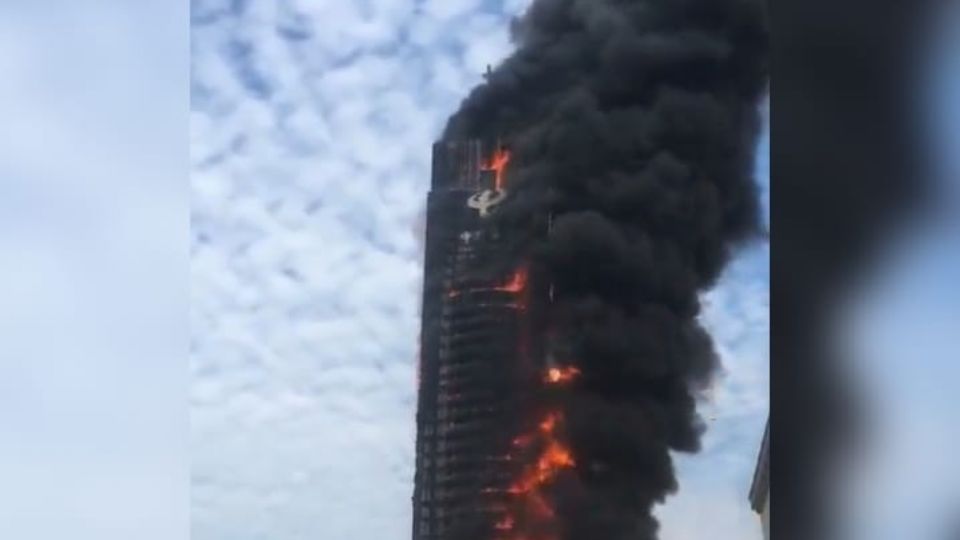 Incendio en un rascacielos de la empresa estatal de telecomunicaciones China Telecom.