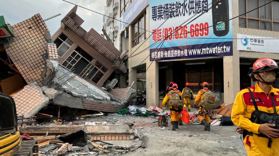 Bomberos trabajan en el lugar donde se derrumbó un edificio tras el terremoto de magnitud 6.8.