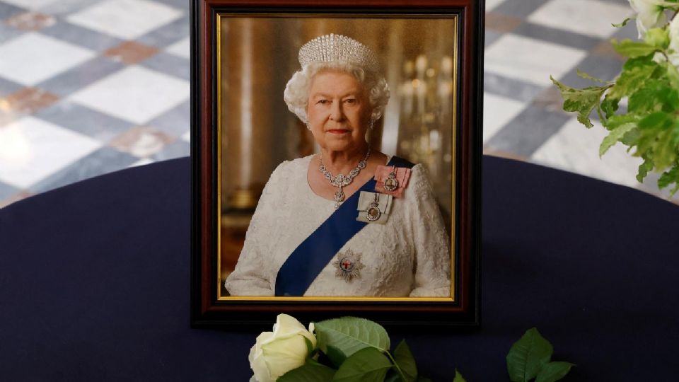 La gente hace cola para presentar sus respetos a la reina Isabel II en el Palacio de Westminster