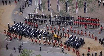Procesión fúnebre de la Reina Isabel II avanza por el centro de Londres