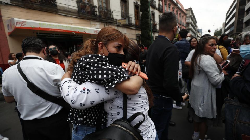 Mexicanos lloran y se abrazan por el Sismo registrado
