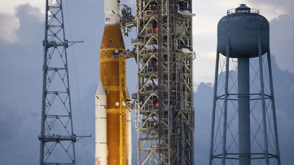 Cohete SLS y la nave espacial Orión, en la rampa de lanzamiento 39B del Centro Espacial Kennedy, en Cabo Cañaveral.