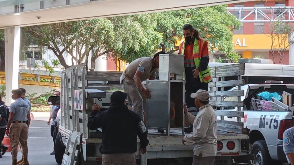 Semar recupera en AICM espacio de Mexicana y retira objetos de cafetería.