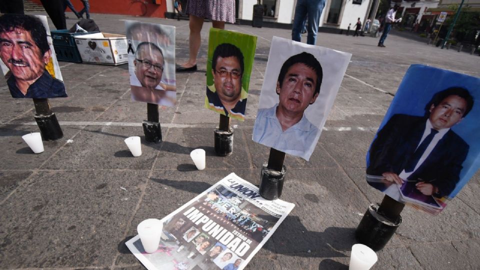 Amigos y familiares de periodistas asesinados protestan.