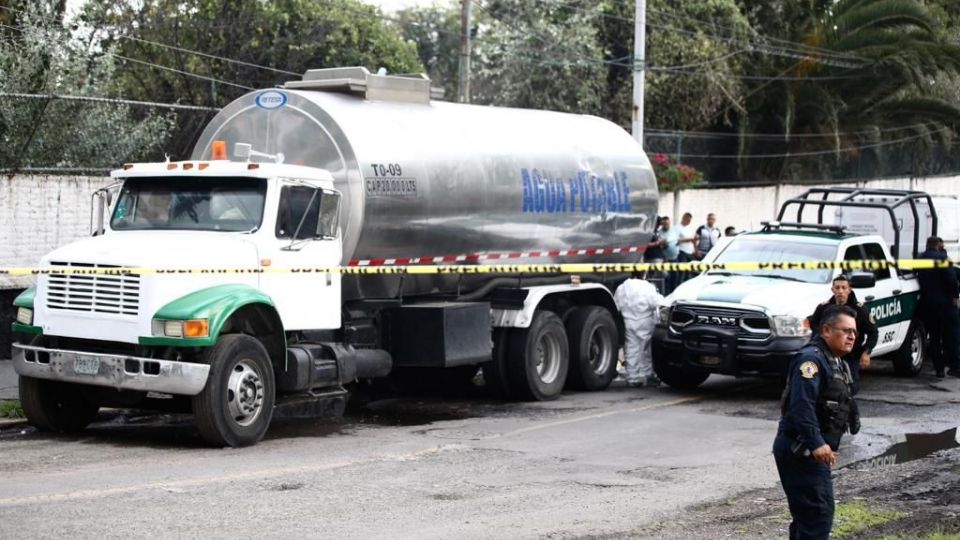 Trabajadores de pipas abastecedoras de agua informaron a las autoridades respecto a la presencia del cuerpo de una mujer tirado en vía pública.