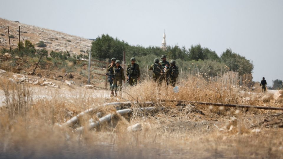 Soldados israelíes patrullan en el Valle del Jordán, en Cisjordania