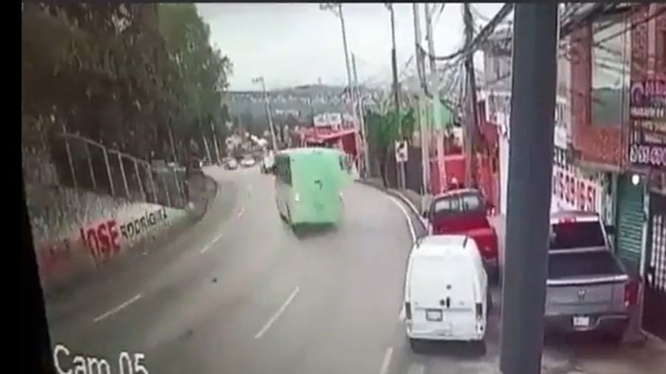 Difunden video del momento exacto en que una unidad de transporte público perdió el control en la México-Cuernavaca.