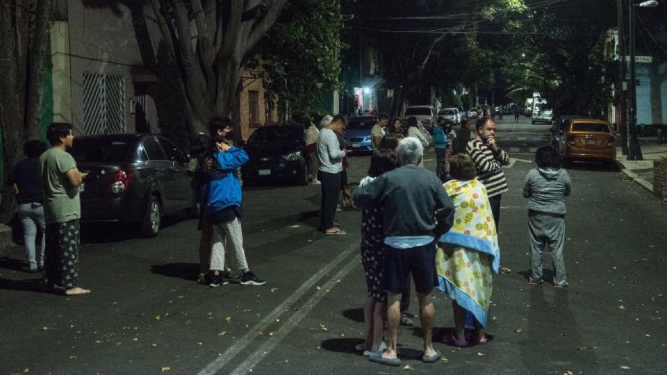 Capitalinos salieron de sus casas tras activarse la alarma sísmica por un sismo de magnitud 6.9 con epicentro en Coacolmán, Michoacán, de acuerdo a los primeros informes del Sismológico Nacional.