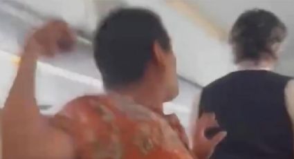 ¡Indignante! Pasajero golpea a una azafata en un vuelo de México a EU: VIDEO