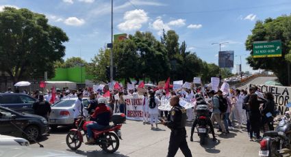 Alumnos de medicina del IPN realizan movilización y cierre de vialidades