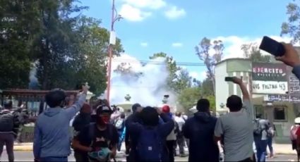 Normalistas lanzan petardos y piedras al Campo Militar 1 y responden con tanquetas de agua
