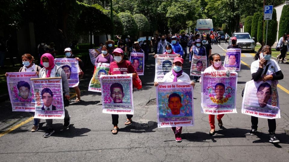 Familiares de los 43 estudiante de Ayotzinapa se manifestaron a las afueras de la Embajada Israel.
