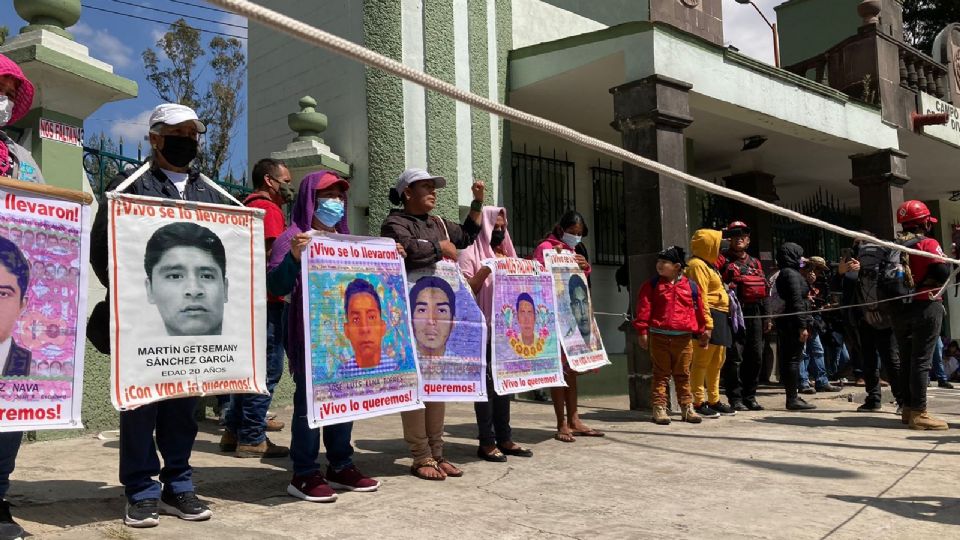 Padres de Ayotzinapa a las fueras del Ejército