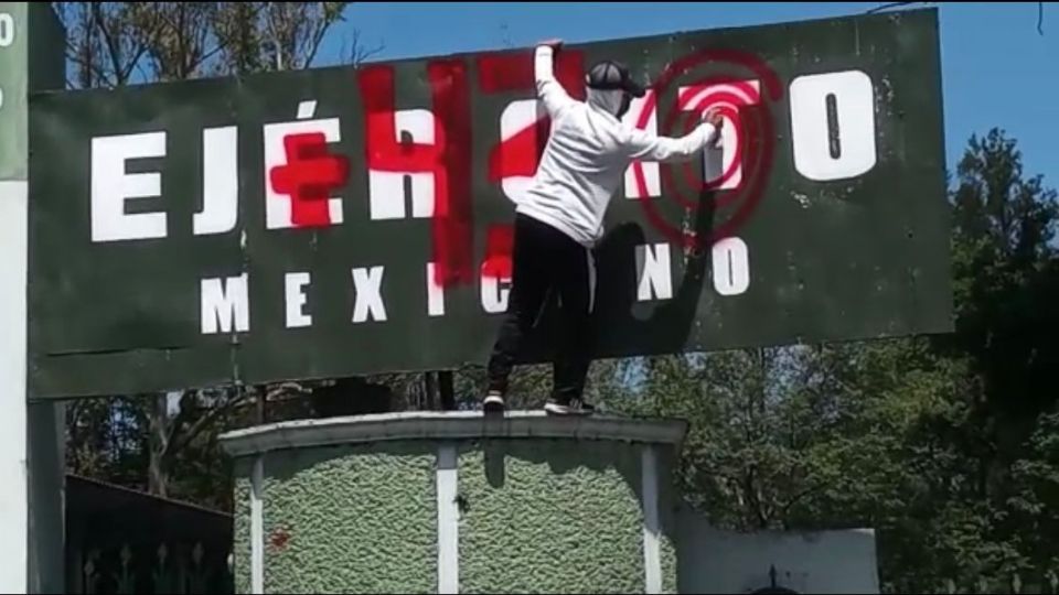 Padres de estudiantes de Ayotzinapa y normalistas protestaron ante las instalaciones del Campo Militar No. 1.